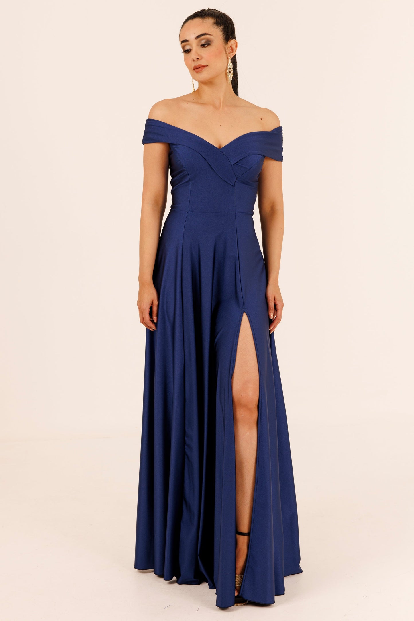 Long dress with slit and sleeves
