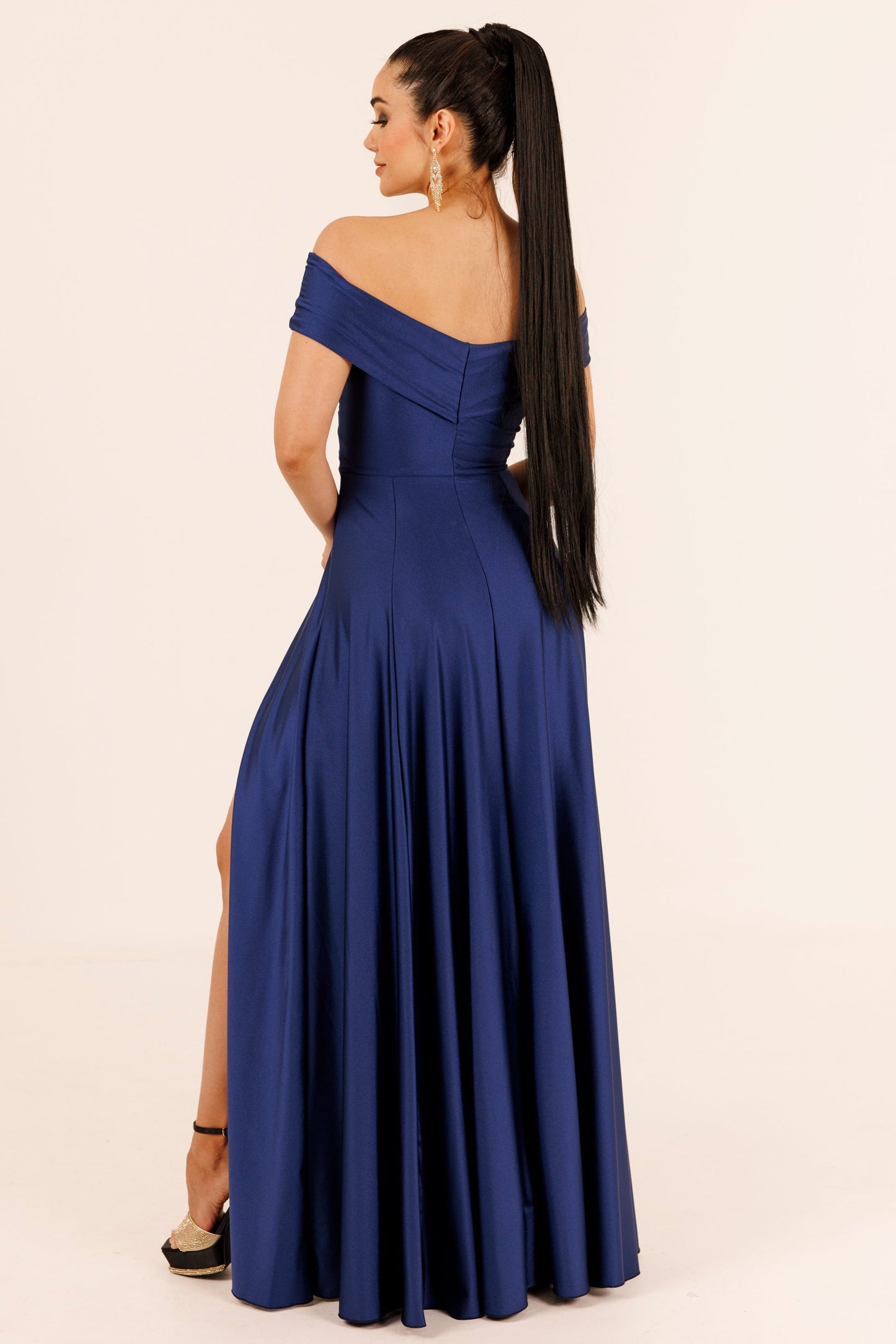 Long dress with slit and sleeves