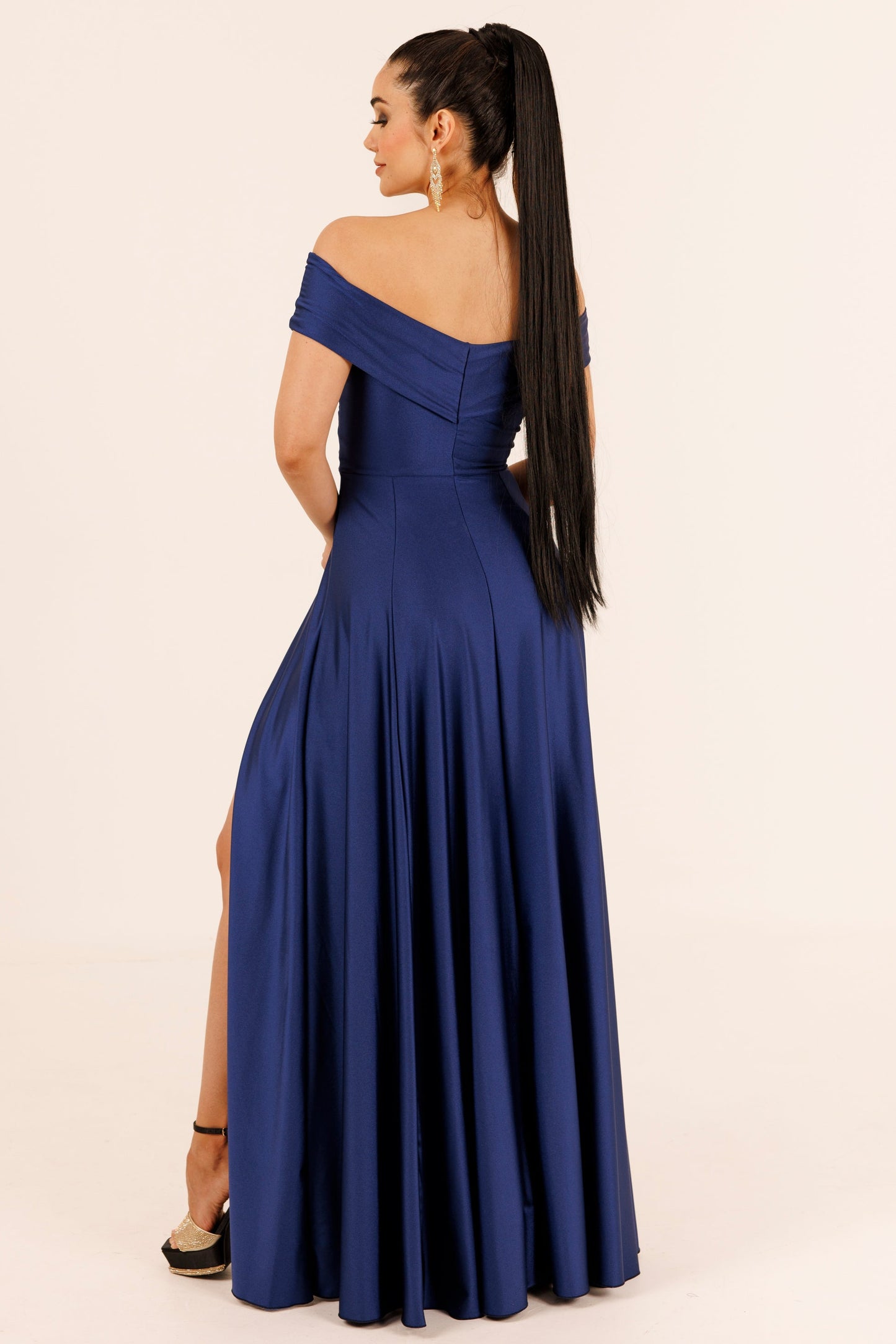 Long dress with slit and sleeves